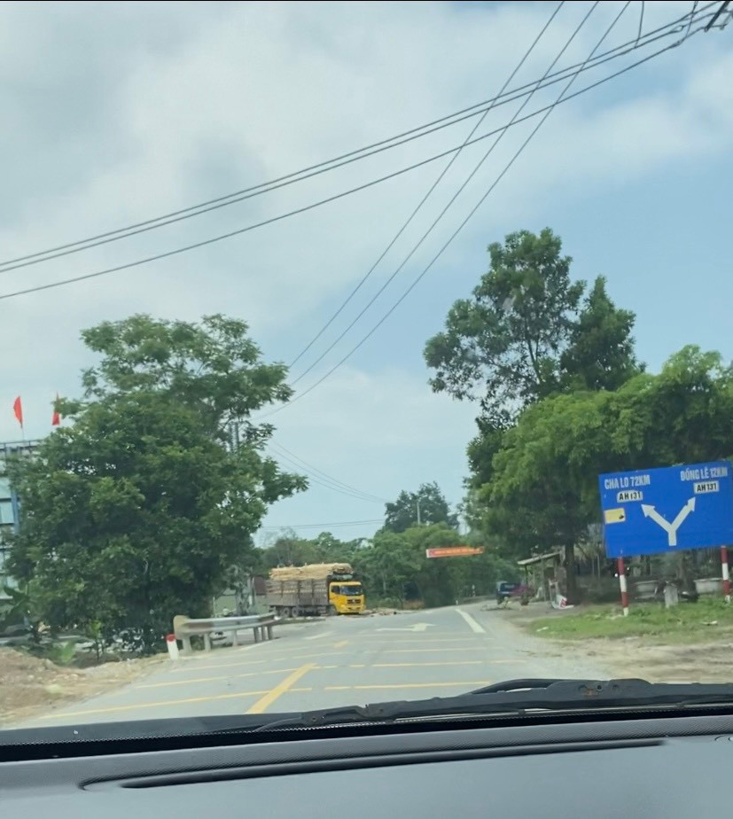 Quảng Bình: Trạm cân trái phép ngang nhiên hoạt động bên Quốc lộ 12C - Hình 2 Quang Binh: Tram can trai phep ngang nhien hoat dong ben Quoc lo 12C-Hinh-2