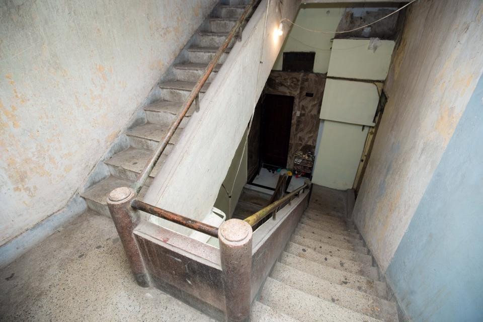 Phần cầu thang đã xuống cấp.