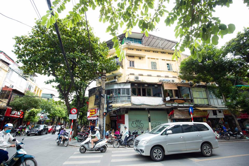 Khu tập thể Hàng Bông (đoạn ngã tư Hàng Bông giao với Phủ Doãn) có tổng diện tích khoảng 380m2. Cách đây 80 năm, nơi này từng là một khách sạn cao cấp của người Pháp xây dựng, được dùng làm chỗ nghỉ chân của các bệnh nhân giàu có thời kỳ đó. Về sau, khi đất nước mở cửa, toàn bộ khu này được chia làm hai phần, phần trên là sàn nhảy, bên dưới là hợp tác xã.