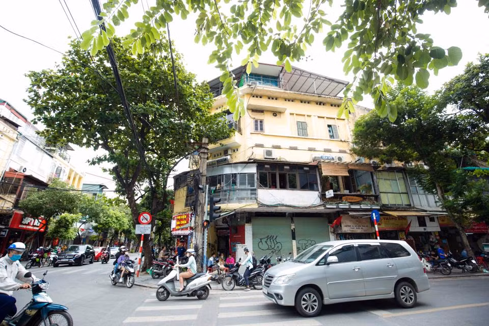 Khu tập thể Hàng Bông (đoạn ngã tư Hàng Bông giao với Phủ Doãn) có tổng diện tích khoảng 380m2. Cách đây 80 năm, nơi này từng là một khách sạn cao cấp của người Pháp xây dựng, được dùng làm chỗ nghỉ chân của các bệnh nhân giàu có thời kỳ đó. Về sau, khi đất nước mở cửa, toàn bộ khu này được chia làm hai phần, phần trên là sàn nhảy, bên dưới là hợp tác xã.