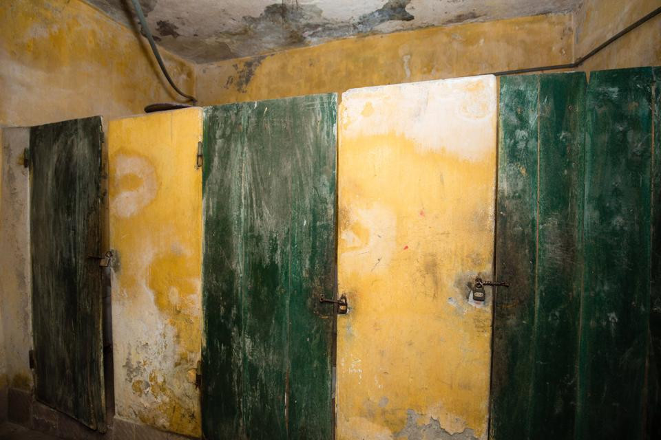 Nhà nhỏ, cũ, chật hẹp, xuống cấp… nhưng mỗi gia đình ở đây có tới 4 – 5 người sinh sống, có nhà 3 thế hệ cùng ở chung và tất cả đều sử dụng nhà vệ sinh chung.