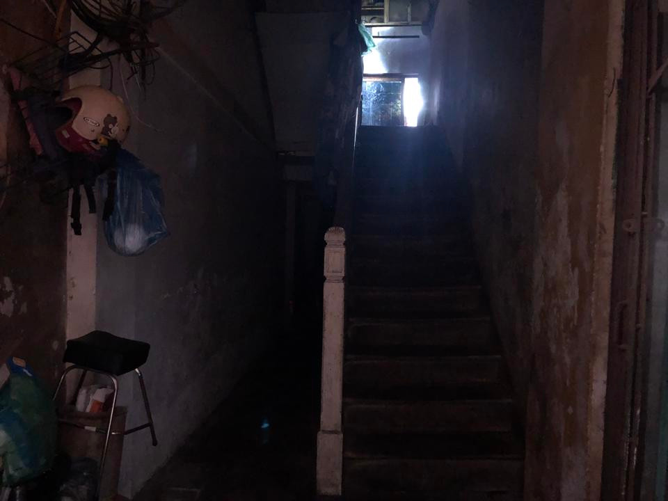 Lối đi chung thiếu không khí và ánh sáng, trên tường có từng mảng tường bị bong tróc, chằng chịt dây điện, ống nước. 