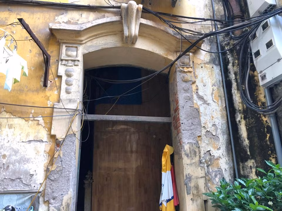 Ngôi biệt thự này có 2 tầng, chia ra 13 phòng dành cho 13 hộ dân sinh sống, trong đó có 6 hộ dân sống ở tầng 2 và 6 hộ dân ở tầng 1, một hộ dân còn lại sống ở gầm cầu thang. Hầu hết một căn phòng ở trong ngôi biệt thự cổ này rộng 20m2. Họ sống ở đó gần 100 năm và đã trải qua nhiều thế hệ khác nhau.