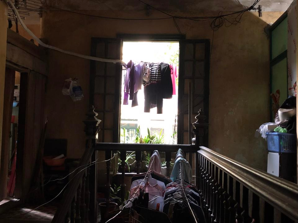 Hành lang đi lại trước đây được người dân trưng dụng để phơi quần áo, để xô, chậu... và làm cả nhà vệ sinh. 