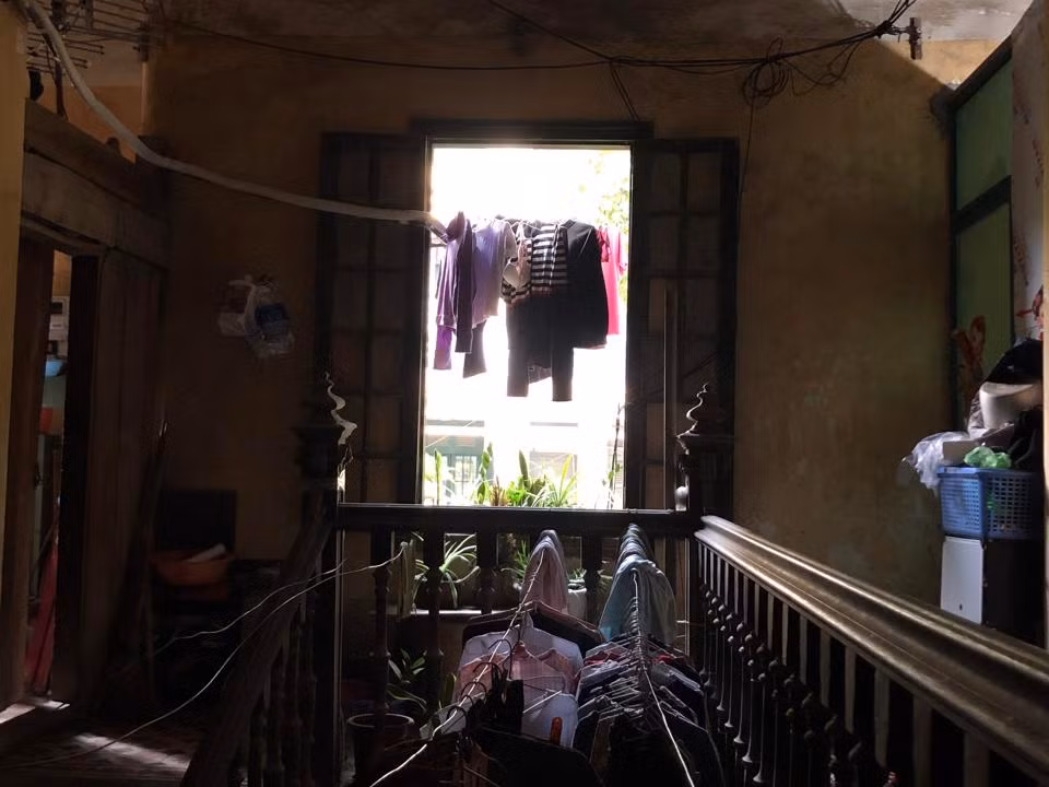 Hành lang đi lại trước đây được người dân trưng dụng để phơi quần áo, để xô, chậu... và làm cả nhà vệ sinh. 
