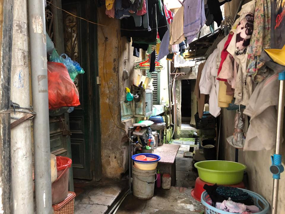 Lối đi nhỏ, chật chội nằm sau lưng dãy hàng quán trước đây là khoảng sân của biệt thự, sau đó được chia nhỏ để làm các cửa hàng. 