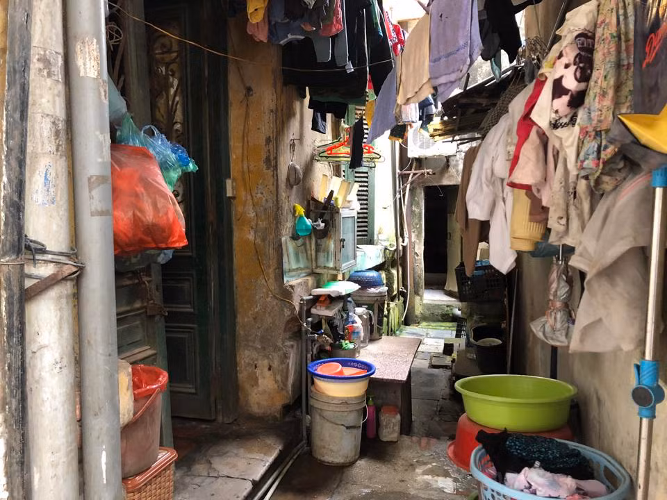 Lối đi nhỏ, chật chội nằm sau lưng dãy hàng quán trước đây là khoảng sân của biệt thự, sau đó được chia nhỏ để làm các cửa hàng. 