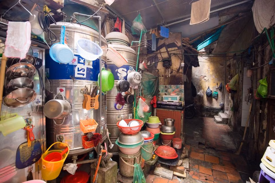 Người trong khu tập thể đưa ra quy định mỗi người chỉ được sử dụng nhà vệ sinh 15 – 20 phút vào buổi sáng. Cứ đến giờ cao điểm, lũ lượt người trong ngõ lại cầm khăn tắm, xà phòng,… đứng trước cửa nhà vệ sinh đợi tới lượt.