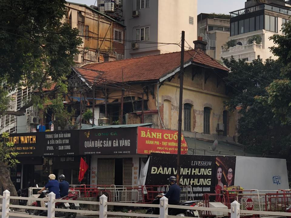 Nằm cách đó không xa, căn biệt thự cũ tại số 3 Điện Biên Phủ (phường Cửa Nam, quận Hoàn Kiếm) nằm phía sau các hàng quán.