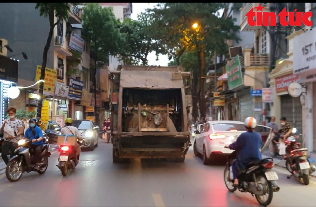Tuyến phố nhỏ, chật hẹp Thụy Khuê hàng ngày càng thêm ngột ngạt, bức bối, vì những xe chở rác lộ thiên, bốc mùi xú uế luồn lách.