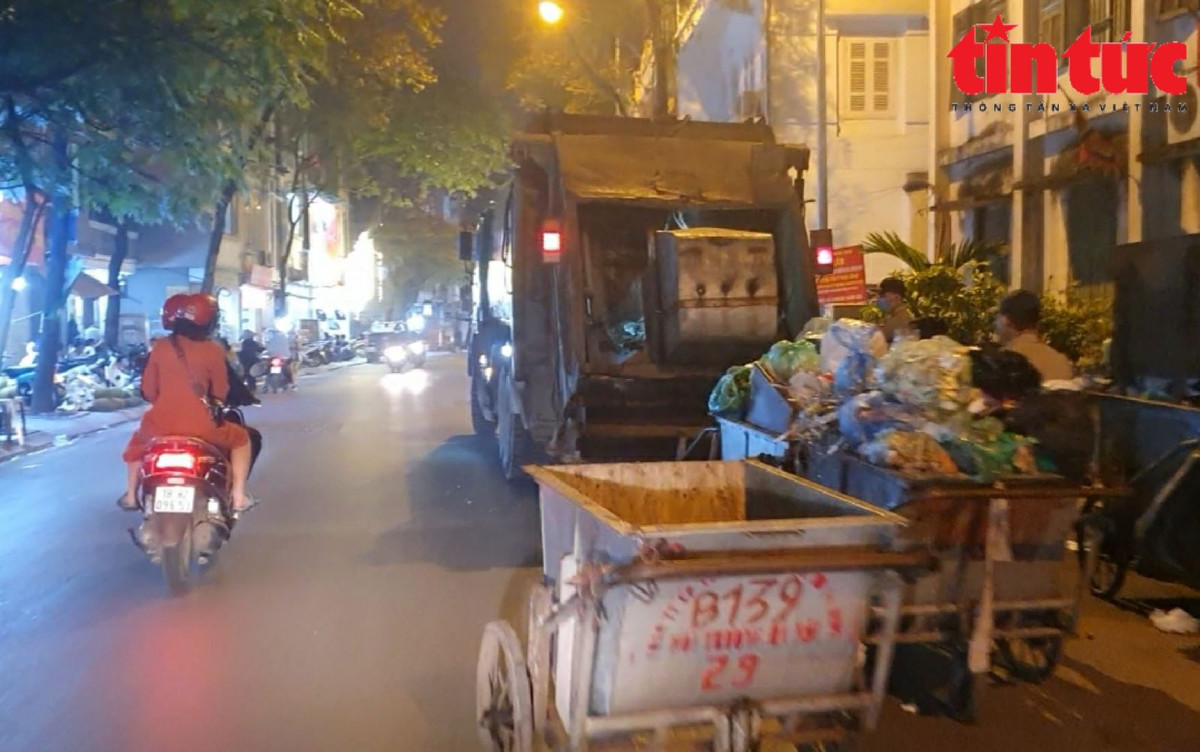 Tương tự là những "núi rác" trên phố Thụy Khuê (quận Tây Hồ).