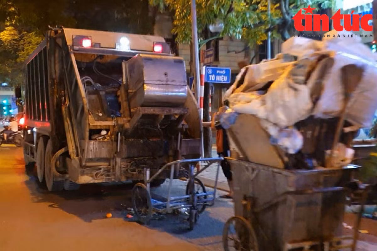 Những "núi rác" như trên là nguyên nhân xuất phát của những xe chở rác "lộ thiên" lao vun vút trên đường phố Hà Nội vì không kịp che chắn say khi "ăn rác".