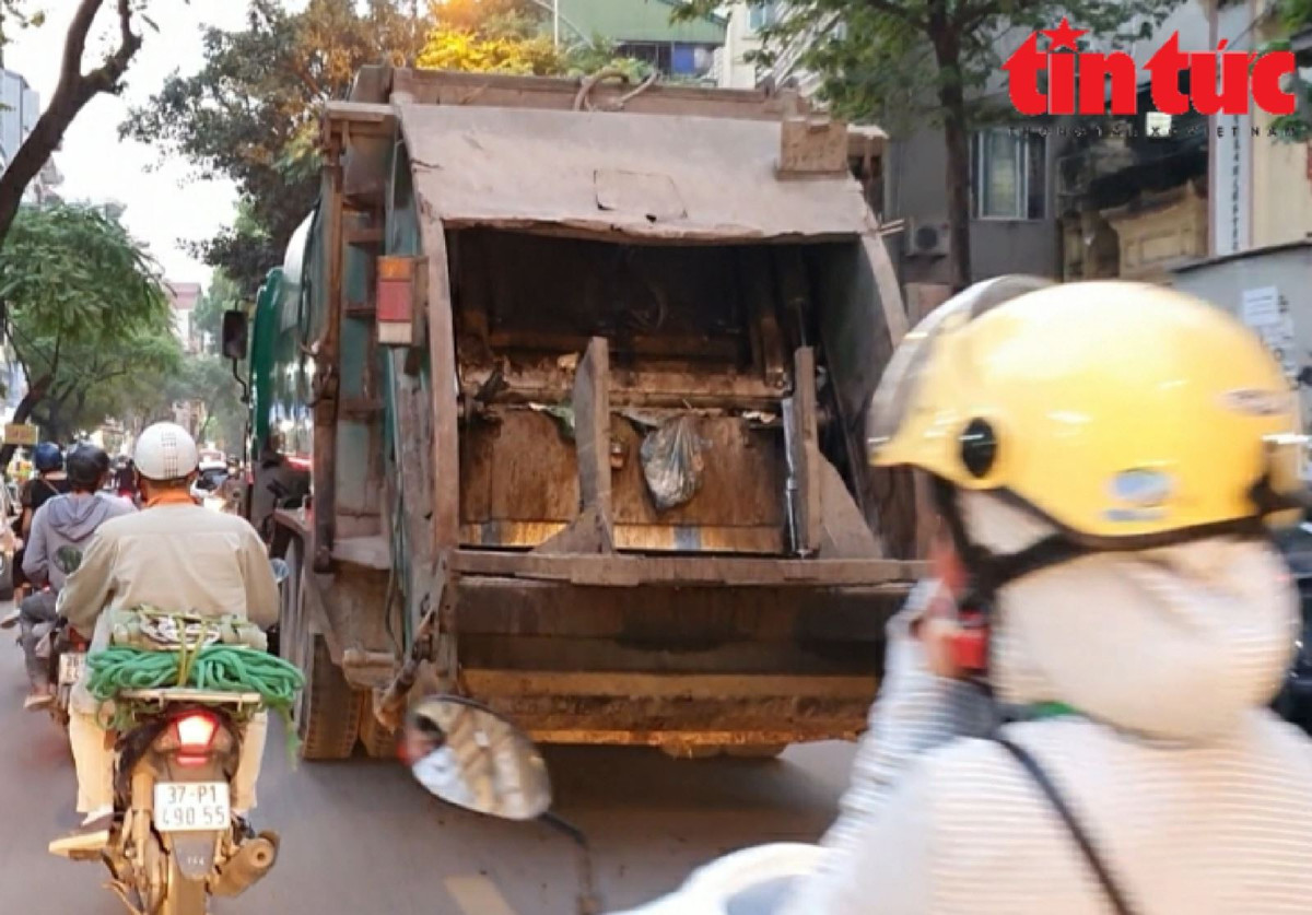 Người đi đường đều phải tránh xa, vừa lái xe vừa bịt mũi, vì không chịu nổi mùi xú uế khi đi sau những chiếc xe chở rác lộ thiên...