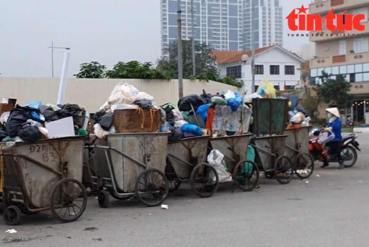 Người dân phường Mộ Lao (quận Hà Đông) không còn lạ với khu vực tập kết những xe thu gom rác thải chất cao gấp 2 lần thành xe trên đường Vũ Trọng Khánh.