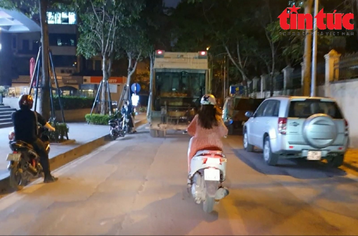 Xe chở rác trên đường Phùng Chí Kiên (quận Cầu Giấy).