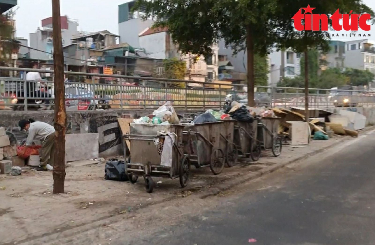 'Ám ảnh' mùi hôi thối từ những xe gom, chở rác thải lộ thiên - Hình 2 'Am anh' mui hoi thoi tu nhung xe gom, cho rac thai lo thien-Hinh-2