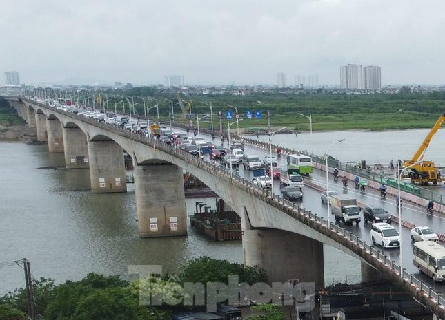 Phía chiều Long Biên - Minh Khai, tình trạng ùn ứ kéo dài cả cầu. 