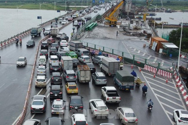 Đại diện Phòng CSGT Hà Nội cho biết, tại chiều Minh Khai (trung tâm Hà Nội) - Long Biên, ùn tắc xảy ra tại khu vực đường dẫn lên cầu do hàng rào thi công cầu Vĩnh Tuy 2 thu hẹp lòng đường đoạn này từ 3 còn 1 làn đường. 