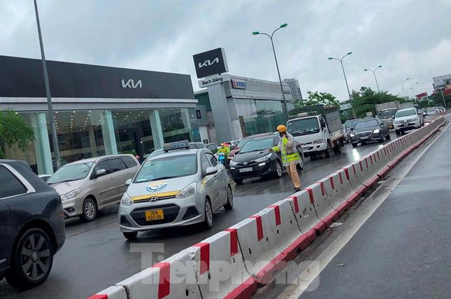 CSGT Hà Nội cho biết, đã tăng gấp đôi số lượng nhân sự đảm bảo trật tự, phân luồng tại đây nhưng ùn ứ vẫn diễn ra vào giờ cao điểm.