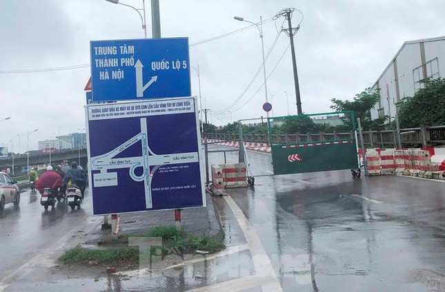 Còn chiều từ hướng Long Biên sang trung tâm Hà Nội bị ùn tắc do đường dẫn lên cầu phía đê Nguyễn Khoái (hạ lưu) bị đóng lại, dẫn đến xe phải tràn sang đường Nguyễn Khoái (thượng lưu), gây ùn tắc cho chiều cầu Long Biên - Minh Khai.