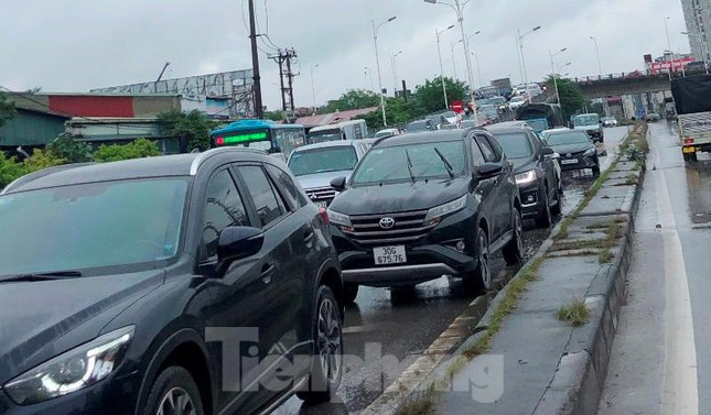 Ùn tắc trên đường Nguyễn Khoái và đường dẫn cầu Vĩnh Tuy từ hướng Long Biên sang nội thành.