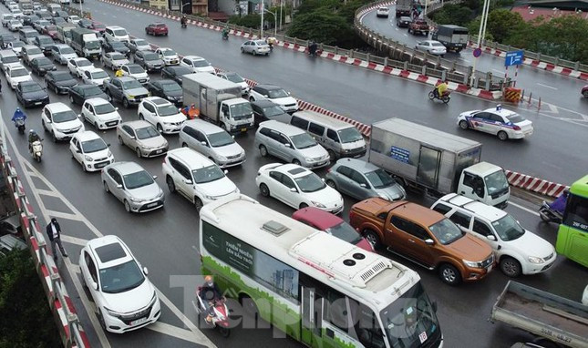 Cầu Vĩnh Tuy trong thời điểm từ 7h30 đến 10h sáng nay, các phương tiện lưu thông với tốc độ "rùa bò". Ô tô nối đuôi nhau kéo dài để chờ qua cầu.