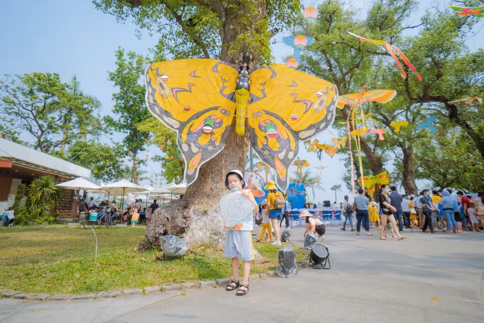 Tin sang 17/4: Nguoi phu nu om thi the 2 cha con khoc ngat o Binh Duong-Hinh-6