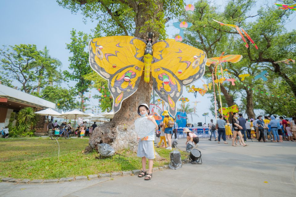 Tin sang 17/4: Nguoi phu nu om thi the 2 cha con khoc ngat o Binh Duong-Hinh-6