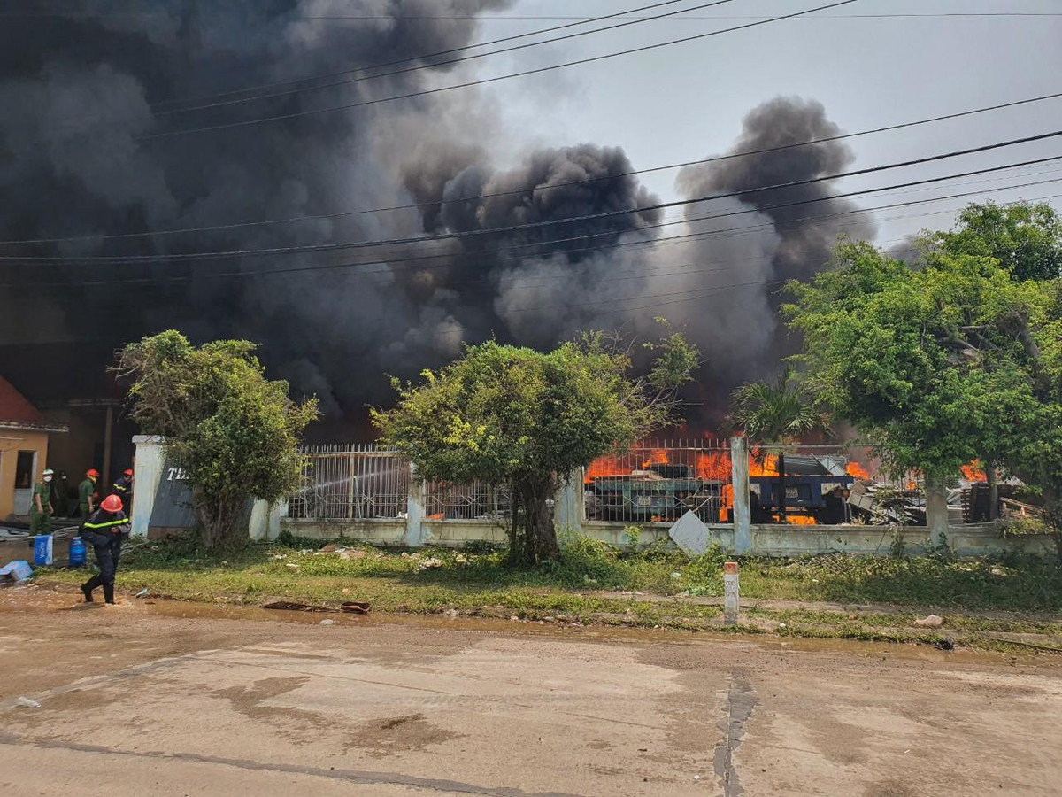 Thời điểm trên tại nhà xưởng của công ty có nhiều gỗ, vật liệu dễ bắt lửa, kèm theo thời tiết nắng nóng nên đám cháy bùng phát dữ dội, tạo cột khói cao hàng trăm mét.