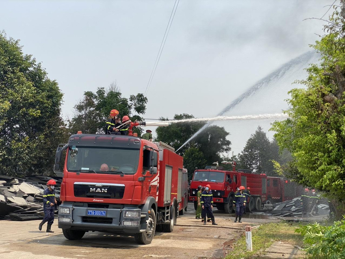 Nhận tin báo, hơn 100 cán bộ chiến sĩ Cảnh sát PCCC cùng phương tiện có mặt triển khai dập lửa. Hàng trăm người dân địa phương cũng kịp hỗ trợ doanh nghiệp chuyển tài sản ra ngoài.