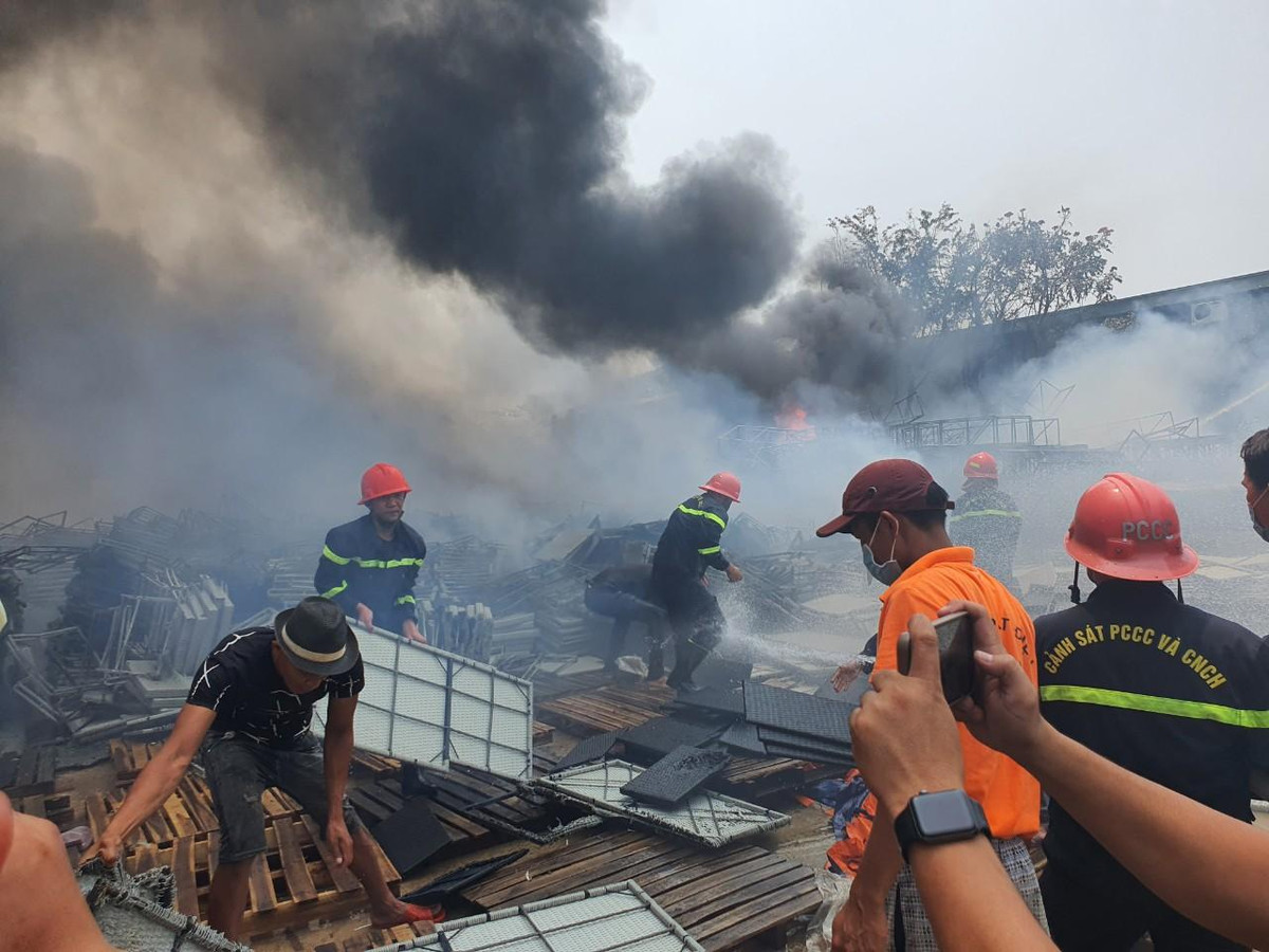 Đến 13 giờ ngọn lửa cơ bản được dập tắt, lực lượng chức năng tiếp tục phun nước tránh bùng phát trở lại, tuy nhiên nhiều tài sản của công ty Tấn Phát bị thiêu rụi.