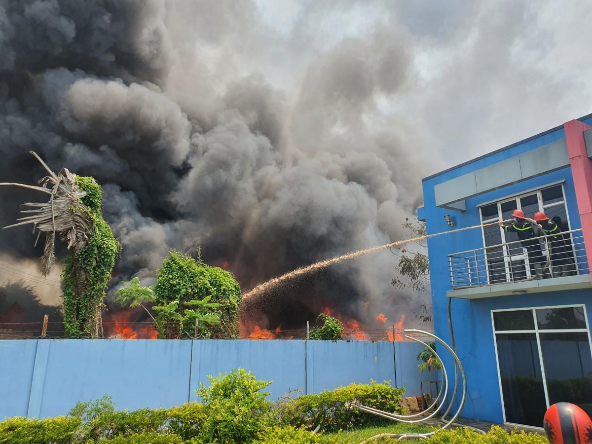 Ngọn lửa bùng phát dữ dội tại khu vực nhà kho của Công ty TNHH tổng hợp Tấn Phát.