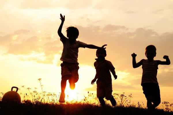  Tổng đài 111: Đây là Tổng đài điện thoại quốc gia bảo vệ trẻ em thường trực 24/24h, hoàn toàn miễn phí. Gọi khi các bạn cần tư vấn hoặc thấy các nguy cơ, hành vi xâm hại: bạo lực, bóc lột, xâm hại tình dục, mua bán, bỏ rơi, bỏ mặc... trẻ em.