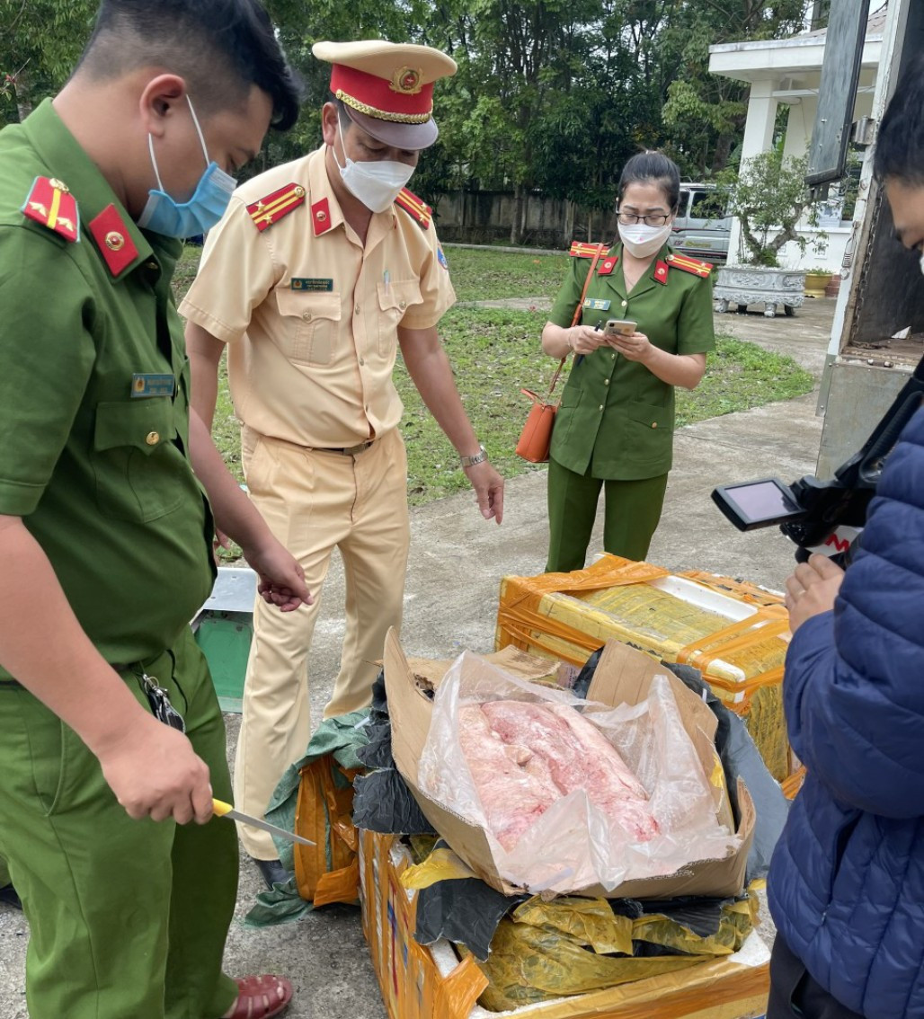 Chan dung hon 2 tan nam lon hoi thoi tren duong di tieu thu-Hinh-2