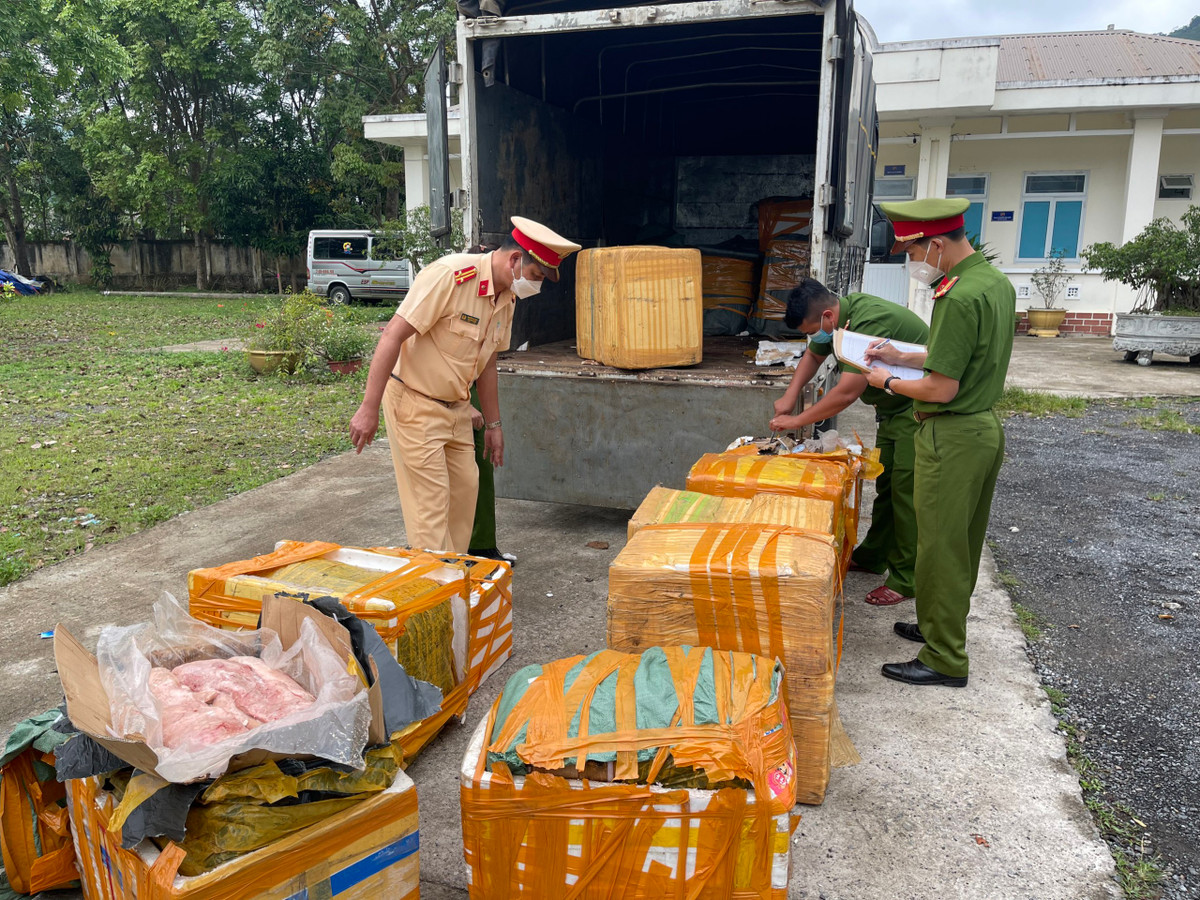 Chan dung hon 2 tan nam lon hoi thoi tren duong di tieu thu