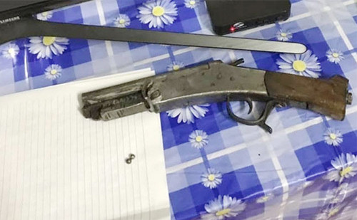  Người đàn ông bắn súng vào đầu vợ cũ do mâu thuẫn tiền bạc: Tối 7/2/2019, Đào Văn Sửu (49 tuổi, trú TP. Tuyên Quang) đã đến nhà vợ cũ Chu Thị Hảo ở xã Lưỡng Vượng rồi dùng súng tự chế bắn một phát vào đầu vợ cũ. Nguyên nhân là do chị Hảo vay hàng trăm triệu đồng song không trả khiến anh ta phải đi vay ngân hàng để bù vào. Ảnh: (Vietnamnet).