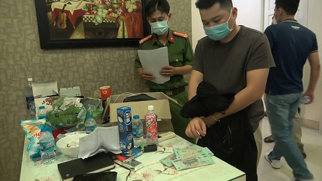 Hai trang web này hoạt động từ tháng 6/2021 dưới hình thức kêu gọi đầu tư tài chính bằng tiền kỹ thuật số Ethereum (ETH), Tether coin (USDT) theo mô hình đa cấp. Người chơi sử dụng tiền đánh bạc và lôi kéo con bạc càng nhiều thì được hưởng lợi càng cao. (Ảnh: Công an TP.HCM)