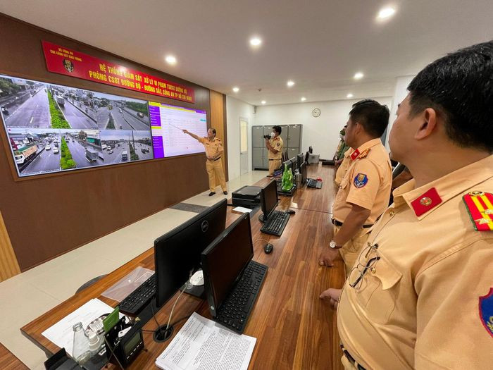 Tin sang 17/4: Nguoi phu nu om thi the 2 cha con khoc ngat o Binh Duong-Hinh-3