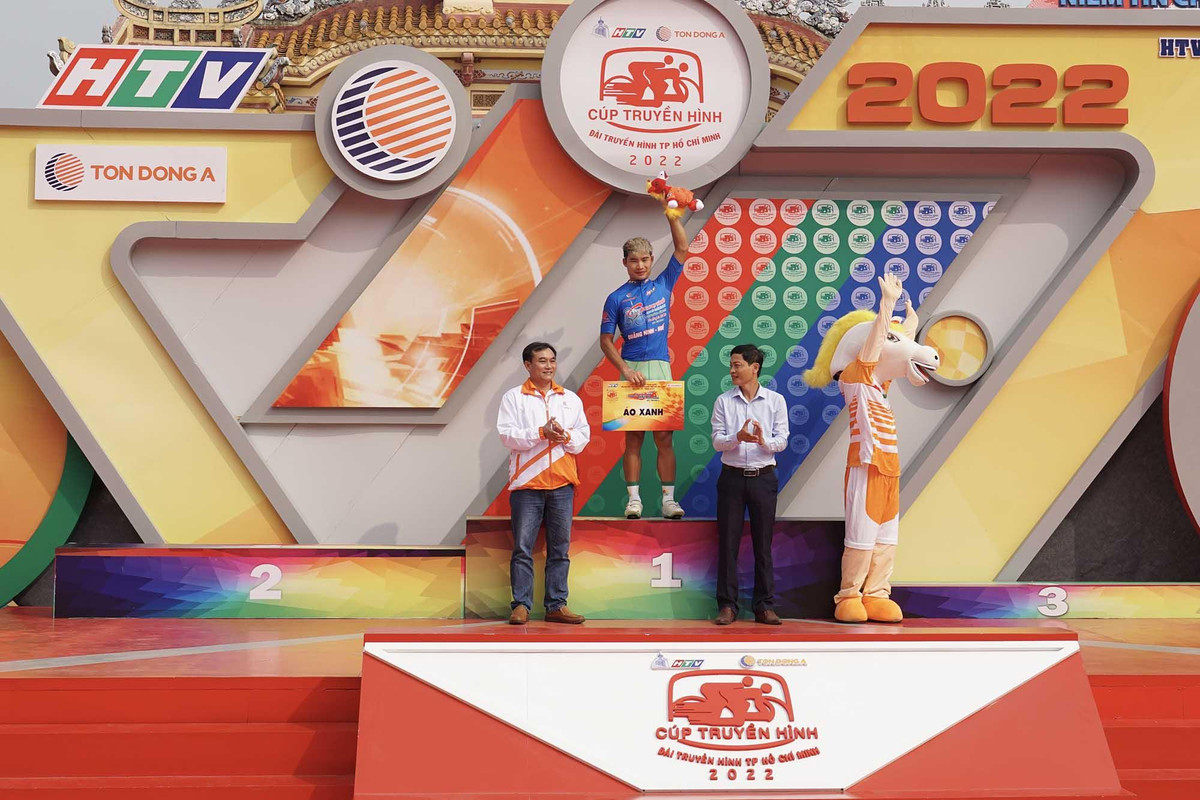 Tin sang 17/4: Nguoi phu nu om thi the 2 cha con khoc ngat o Binh Duong-Hinh-4