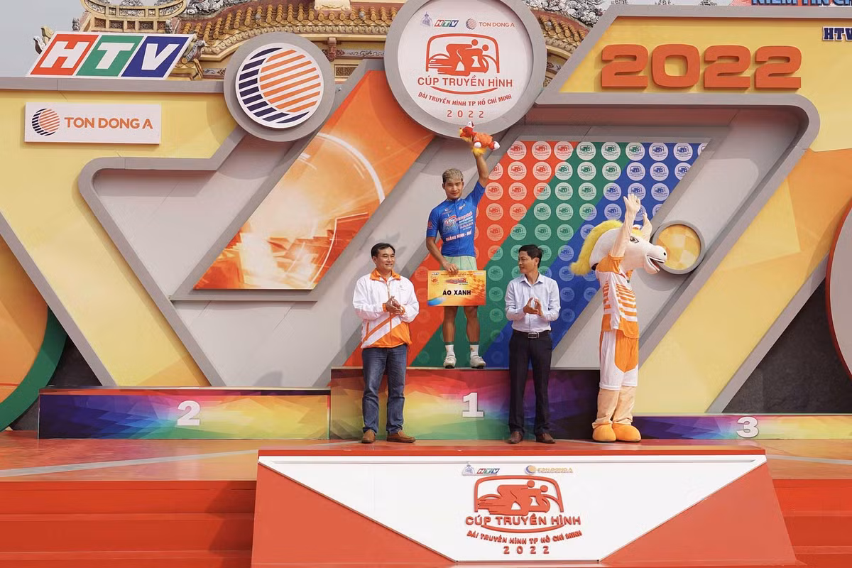 Tin sang 17/4: Nguoi phu nu om thi the 2 cha con khoc ngat o Binh Duong-Hinh-4