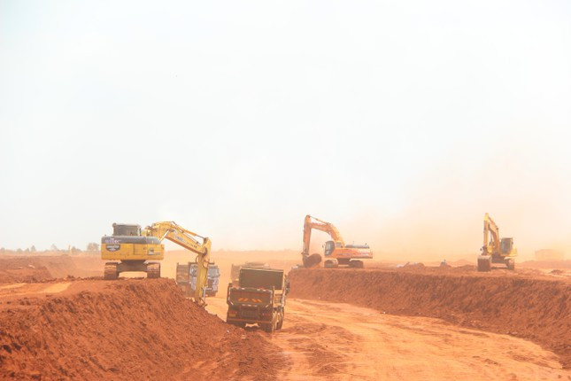 Để ứng phó với cao điểm ứng phó với mùa mưa sắp tới, các đơn vị thi công đang đẩy nhanh thi công hệ thống thoát nước và hệ thống đường công vụ. Đặc biệt là gói san nền, đóng cọc phải nỗ lực hoàn thành trước cao điểm mùa mưa để khi mưa lớn, kéo dài thì cũng đã chuẩn bị được mặt bằng cho công tác thi công.