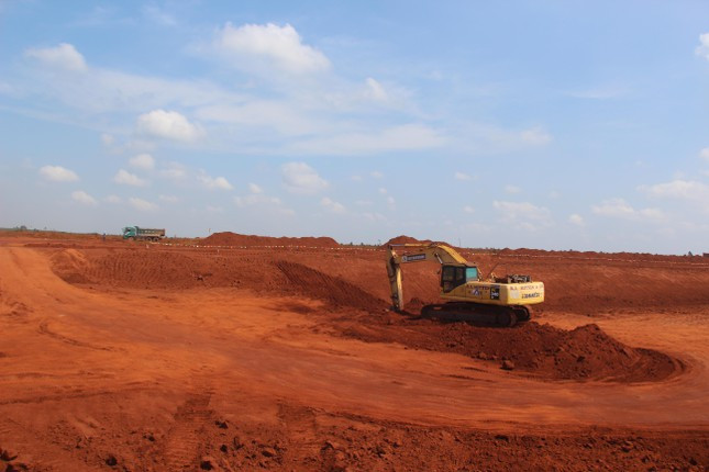 Gói thầu san nền dự án Sân bay Long Thành giai đoạn 1 được triển khai thực hiện từ tháng 2/2022 và có thời gian thực hiện khoảng 15 tháng, rút ngắn một nửa thời gian so với dự kiến ban đầu. Nhiều khu vực phải bóc lớp đất mặt sâu nhiều mét để tạo mặt bằng.