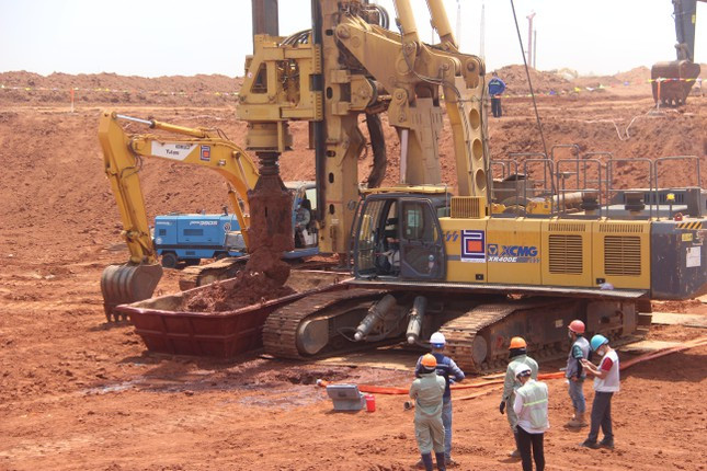 Theo kế hoạch, đến cuối tháng 5/2022 là phải bắt đầu thi công đại trà việc đóng cọc. Các nhà thầu cũng cam kết hoàn thành gói đóng cọc trước tháng 10/2022. Đây cũng là một hạng mục để thực hiện tốt tiến độ của dự án, cũng là để chuẩn bị mặt bằng để vào cuối năm nay có thể khởi công công trình khu bay của Tổng công ty Quản lý bay Việt Nam.