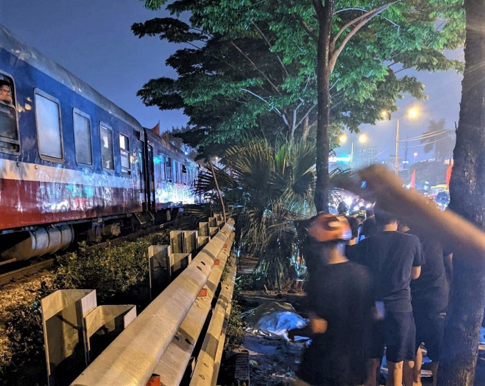 Tin sang 25/4: Thanh nien sap cuoi vo tu vong tai cho sau tai nan voi xe tai-Hinh-2