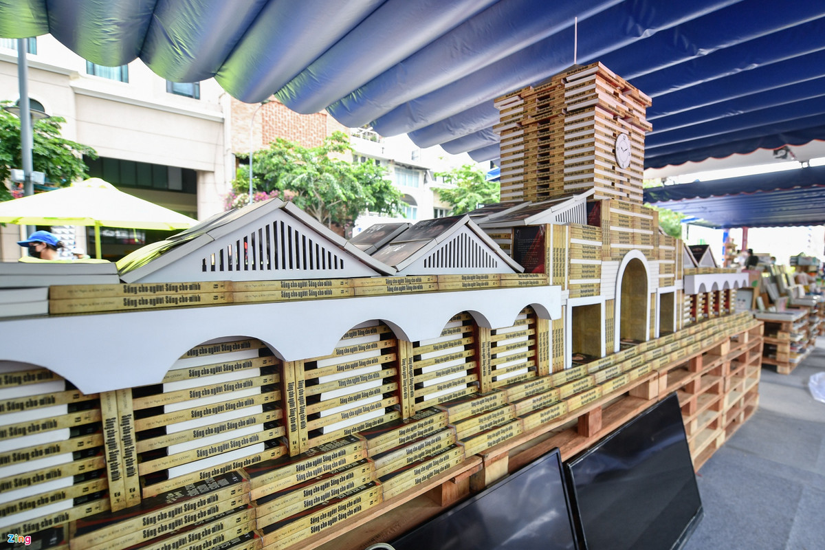 Không gian "Thành phố sách" được xây dựng để trưng bày và giới thiệu những tựa sách hay, bổ ích, đa dạng thể loại. Các đầu sách quý, tư liệu hiếm từ Thư viện TP.HCM cũng được trưng bày để công chúng thuận tiện tham khảo.