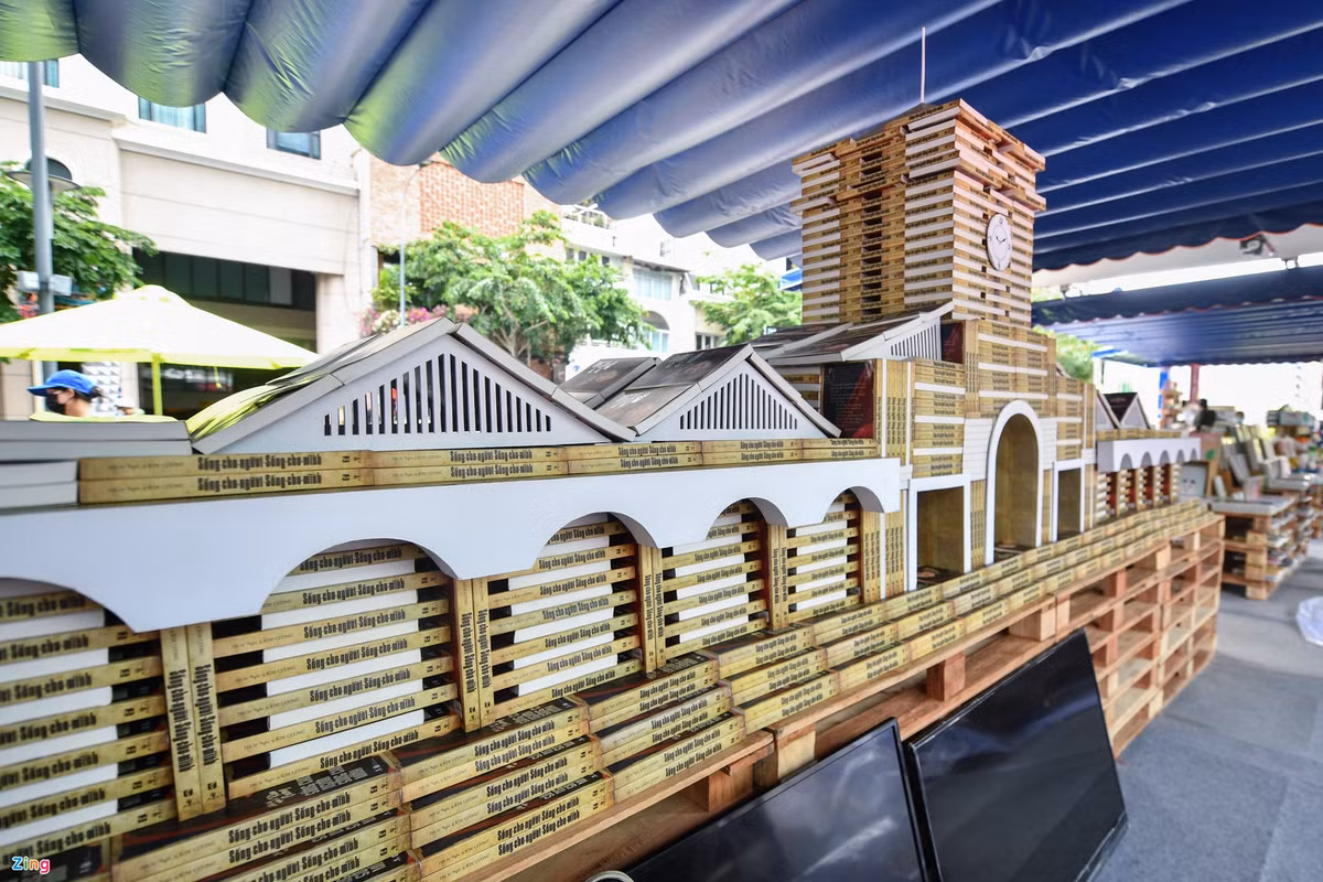 Không gian "Thành phố sách" được xây dựng để trưng bày và giới thiệu những tựa sách hay, bổ ích, đa dạng thể loại. Các đầu sách quý, tư liệu hiếm từ Thư viện TP.HCM cũng được trưng bày để công chúng thuận tiện tham khảo.