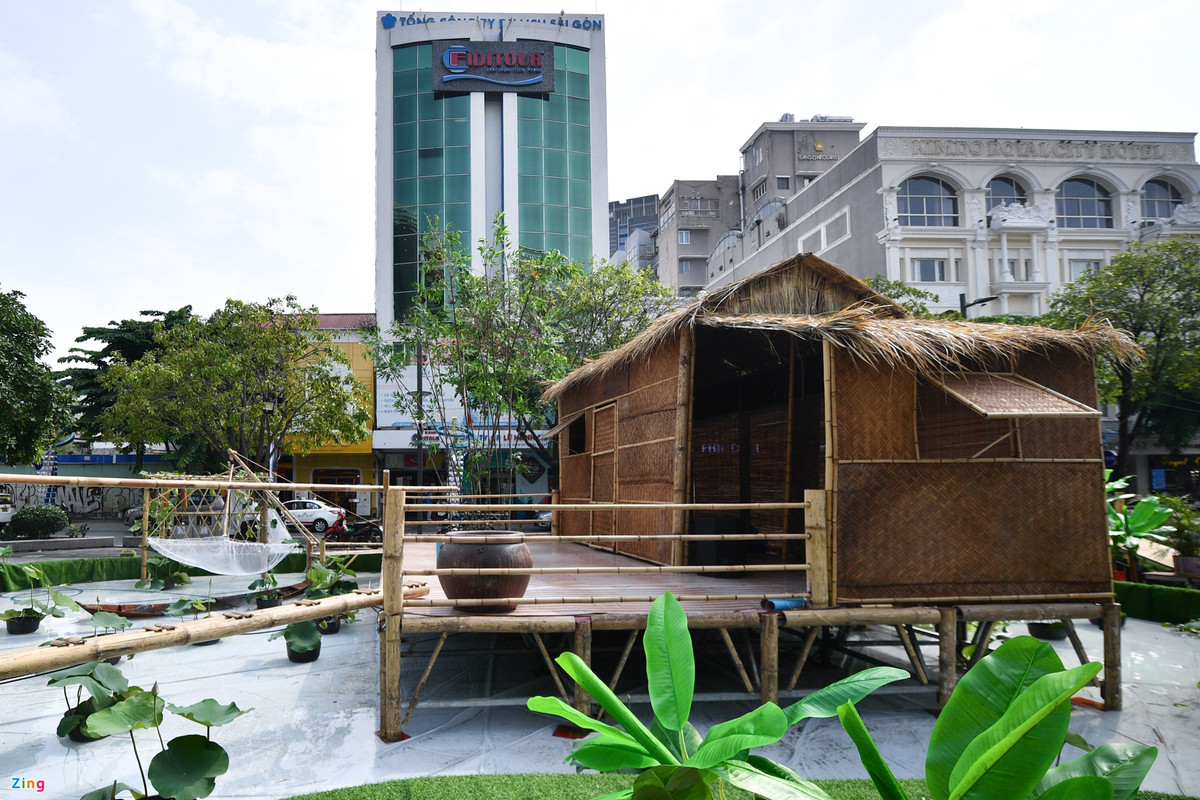 Nhiều tiểu cảnh từ truyền thống đến hiện đại được dựng lên, phục vụ không gian trải nghiệm sách của bạn đọc TP.HCM.