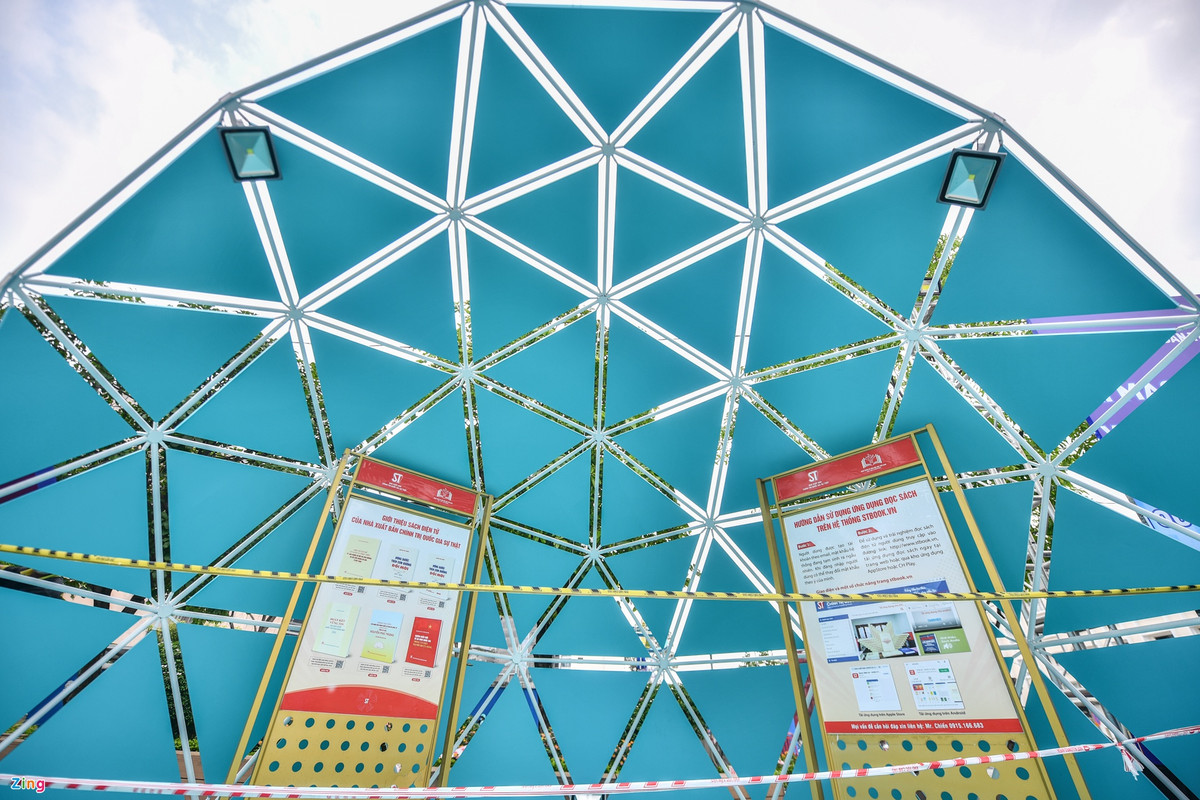 Khu vực trưng bày, triển lãm và giới thiệu mô hình sách nói, sách điện tử. Ngoài ra, khách có thể tham quan không gian trải nghiệm về sách gắn với công nghệ, trí tuệ nhân tạo.