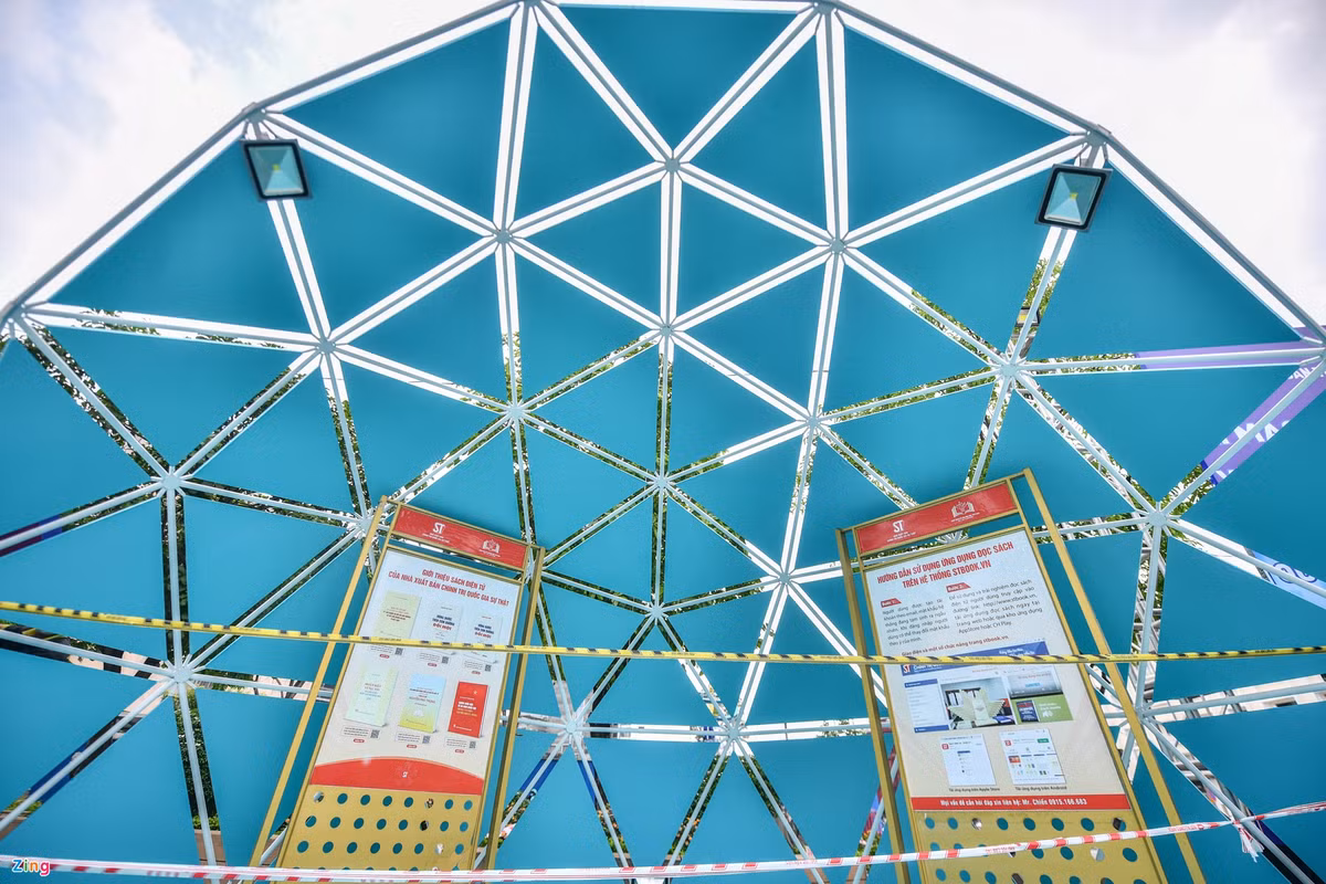 Khu vực trưng bày, triển lãm và giới thiệu mô hình sách nói, sách điện tử. Ngoài ra, khách có thể tham quan không gian trải nghiệm về sách gắn với công nghệ, trí tuệ nhân tạo.