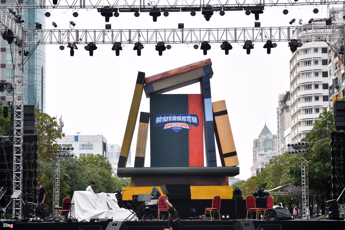 Khong gian Ngay sach va Van hoa doc Viet Nam tai pho di bo Nguyen Hue-Hinh-2